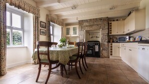 Spacious kitchen/ dining room