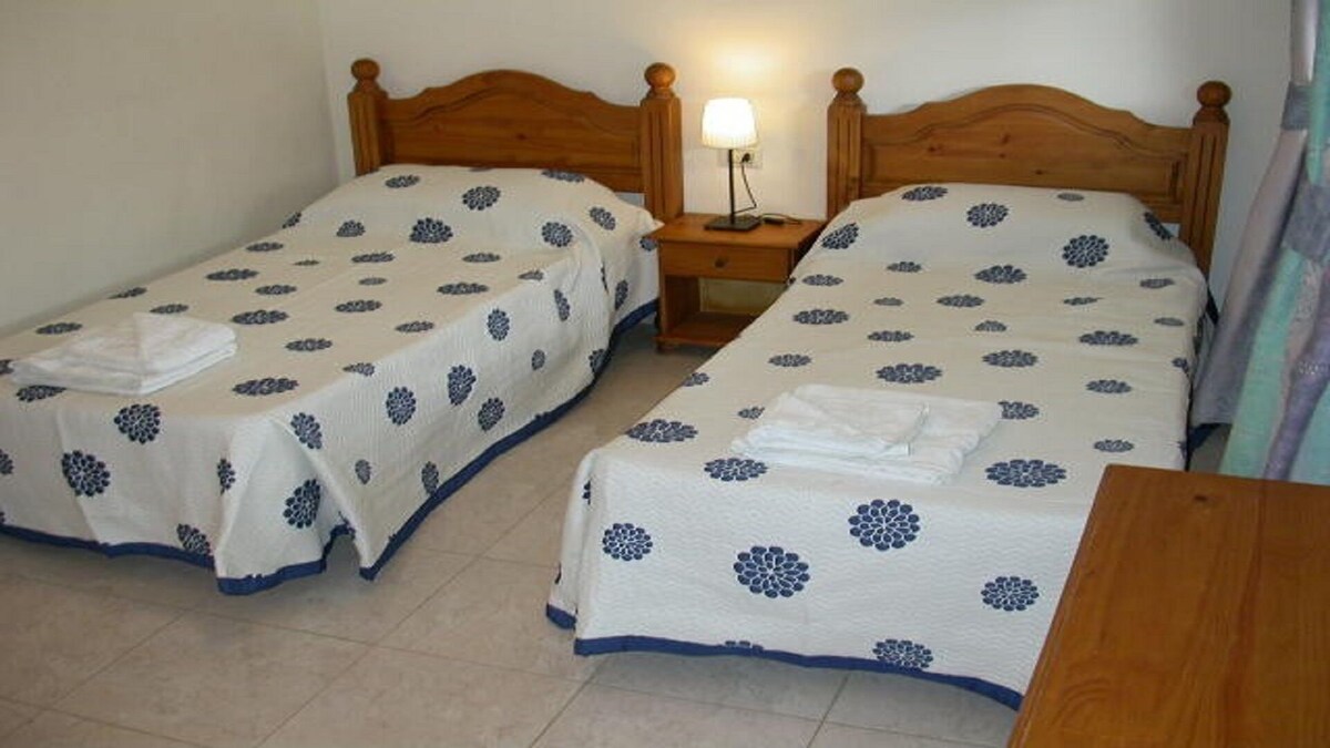 Spacious Apartment Winter Gardens with WiFi and freeview English tv