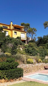  Stunning End of Terrace House; Fab Sea Views, Shared Community  Pool  HUTG 0065