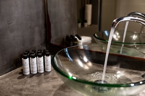 Bathroom amenities