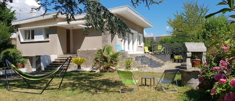 La Villa et sa terrasse bordée d'un jardin de 500 m2 à votre entière disposition