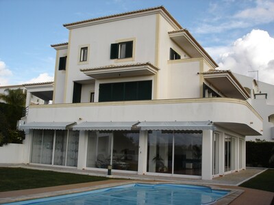 Alvor-Sunset Villa, ruhig mit privatem Pool, herrliche Aussicht auf das Meer bei Sonne