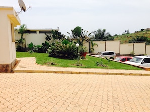 vue parking et jardin