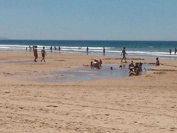 praia com maré  baixa