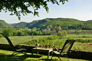 Le Manoir offers panoramic views over the valley and the river