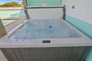 Surf-or-Sound-Realty-257-La-Vida-Loca-Hot-Tub