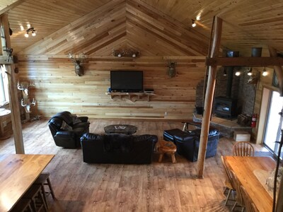 LODGE GREAT FAMILY ROOM