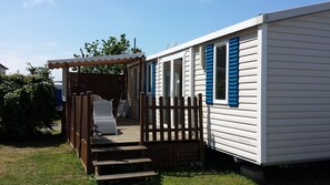 vue extérieure avec terrasse semi couverte