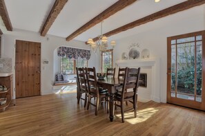 Spacious dinning room. Table can expand to seat more guests. 