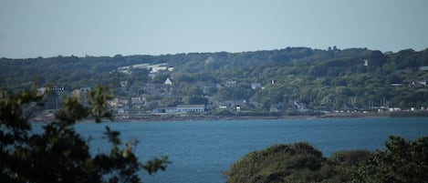 La côte est extrêmement découpées, vue d'ici, au delà du bras de mer, la presqu'ile de Plougastel-Daoulas