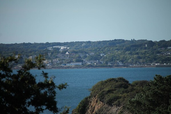 La côte est extrêmement découpées, vue d'ici, au delà du bras de mer, la presqu'ile de Plougastel-Daoulas