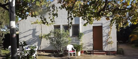 La villa : sa cour ombragée, sa treille son espace repas extérieur avec barbecue