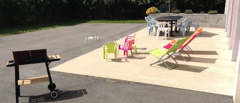 Terrasse orientée sud, abritée du vent par les bambous