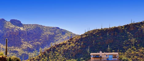 Tucson Mountain Retreat
Stunning 360 views