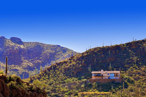 Tucson Mountain Retreat
Stunning 360 views