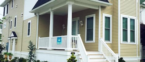 1548 Central is located on the corner of 16th & Central in the heart of OCNJ