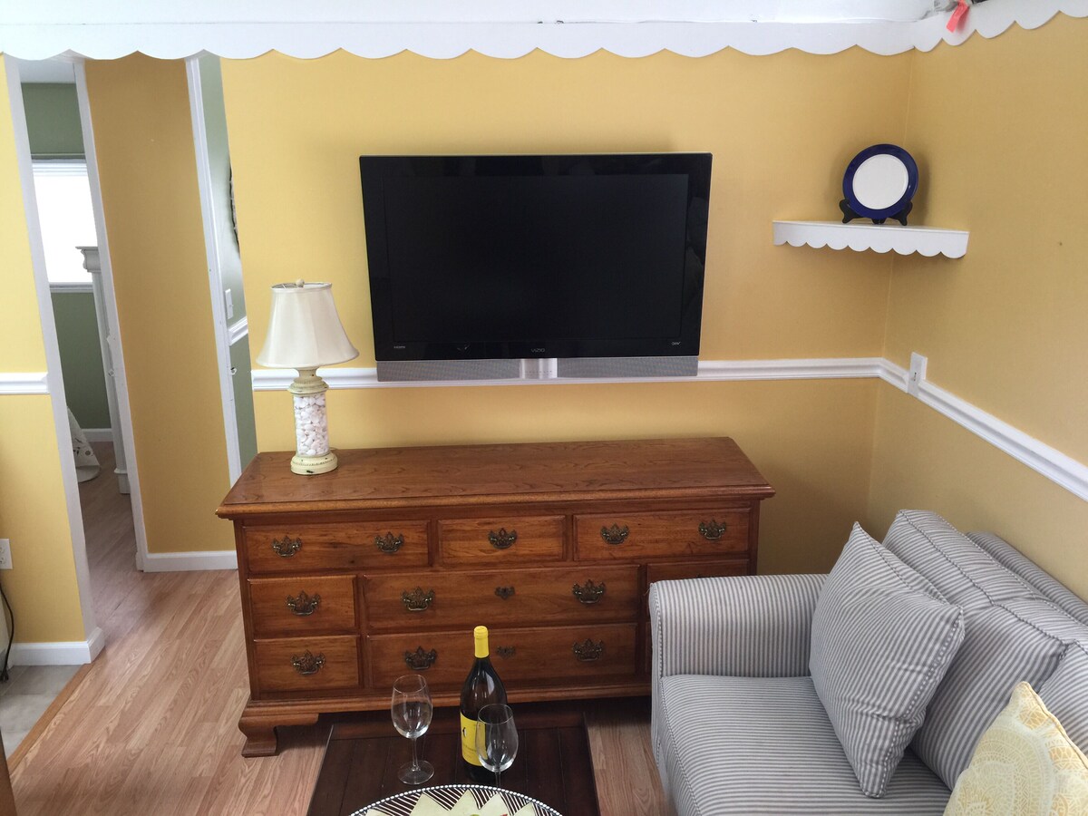 Newly Decorated 2BR Cottage Lavallette, Sleeps 5, I/O Shwrs, A/C,Wi-Fi W/D