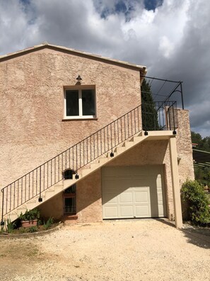 Escalier privé permettant d'accéder à l'appartement à l'étage