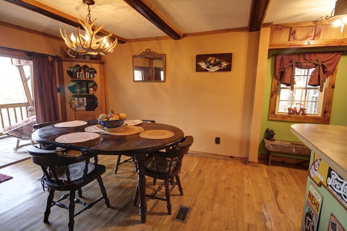 Autumn Ridge- Cozy cabin in the Blue Ridge Mountains with a bubbly hot tub!
