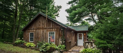 Cozy, remote mountain cabin tucked away in the woods