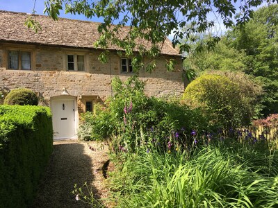LISTED COTTAGE WITH FABULOUS PRIVATE GARDEN SET IN CHARMING COTSWOLD HAMLET