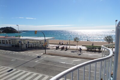 GREAT APARTMENT IN SEA FRONT. BEST POSSIBLE LOCATION IN TOWN. 
