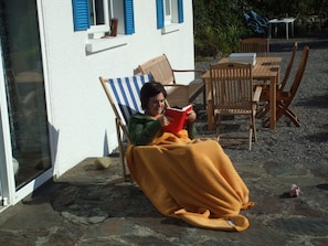 auf der Terrasse / reading on the patio