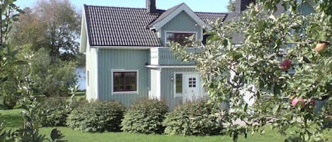 Haus Fridhem vorne, hinten liegt Furensee