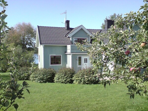 Haus Fridhem vorne, hinten liegt Furensee