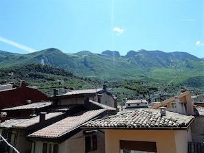 Ausblick von der Terrasse auf den Monte Baldo