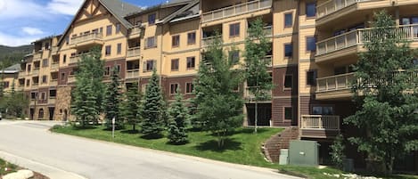 Red Hawk Bldg with private ski lockers & heated underground parking