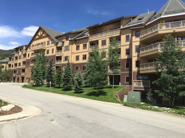 Red Hawk Bldg with private ski lockers & heated underground parking