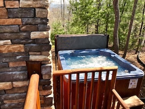 Sit in your Private hot tub at beautiful Whispering Pines in the woods.