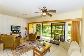 Living room with view to the lanai