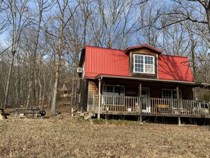 Family Cabin with bbq area to the left