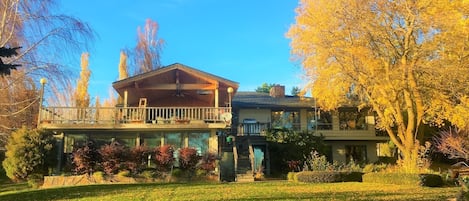 Flathead Lake Retreat - Front Lawn