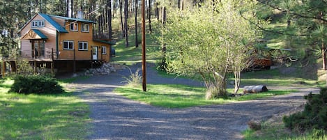 Circular drive in front of Cabin