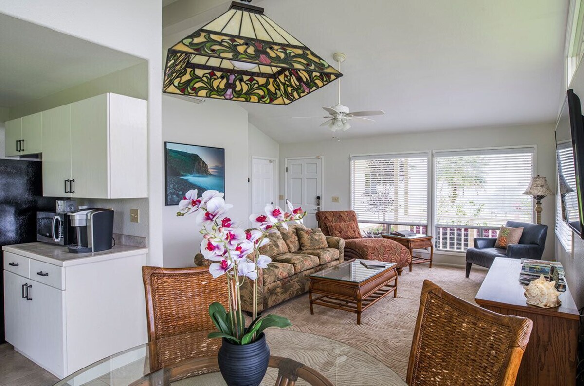 This Tropical Bungalow features Air Conditioning and Tempurpedic King Bed