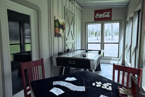 Game room/Air Hockey/Game table