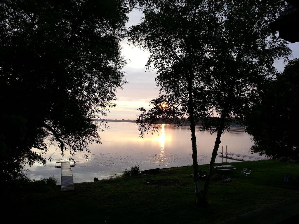 unique-family-home-overlooking-beautiful-wind-lake-with-117-lake