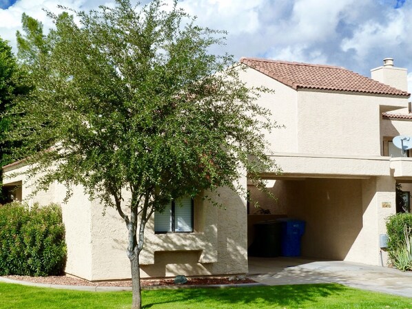 Sweet end unit condo with private parking & lovely manicured lawn next to pool.