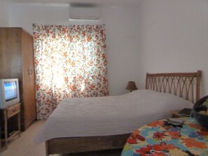 Queen size bed, storage, cable TV and internet with WiFi,  and dining area