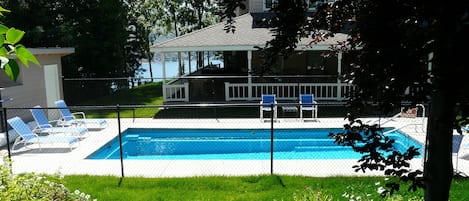 Very private pool (85 degrees May 1-Oct. 6) 