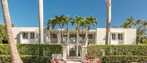 Fifth Avenue Beach Club entrance from 5th Avenue South
