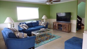 Cozy Living Room, new 55' TV, blurays, dvds & bring your Netflix login!