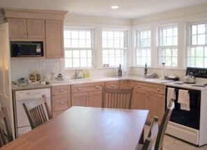Large modern kitchen, fully equipped
