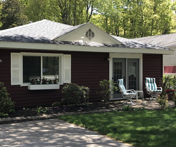 Cozy cottage near Lake Michigan beach 