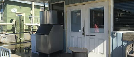 Back deck with a place to tie up a boat, ice machine, BBQ pit and table/chairs