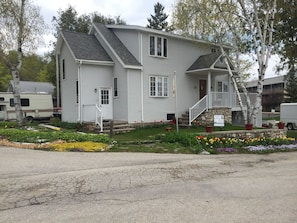 Parkview Beach Cottage has flowers blooming all spring, summer and fall