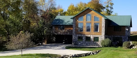 Beautiful Cabin on Large private lot.